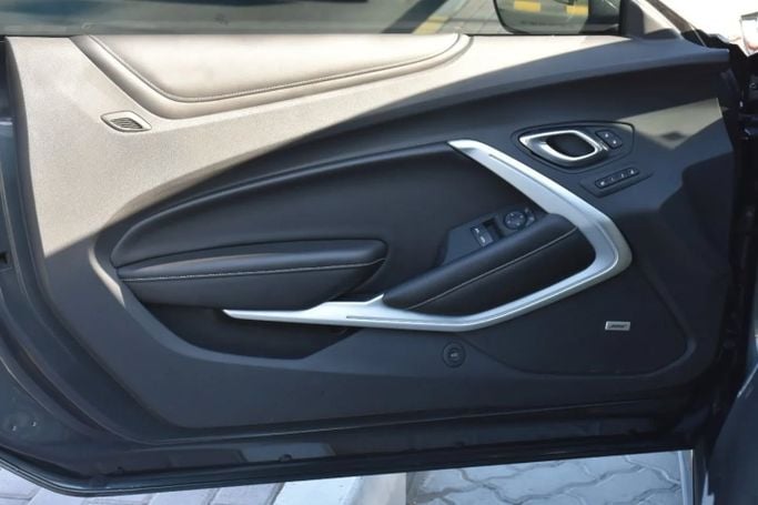 Used Chevrolet Camaro VI, 6.2 l, 2018 in Sharjah by Alfaris Used Cars, Grey color. Other | AUTO.AE