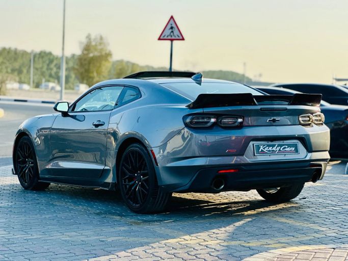 Подержанный Chevrolet Camaro VI Рестайлинг, 3.6 л, 2020 в Шардже от Kandy Cars Серебристый цвет. Американская | AUTO.AE