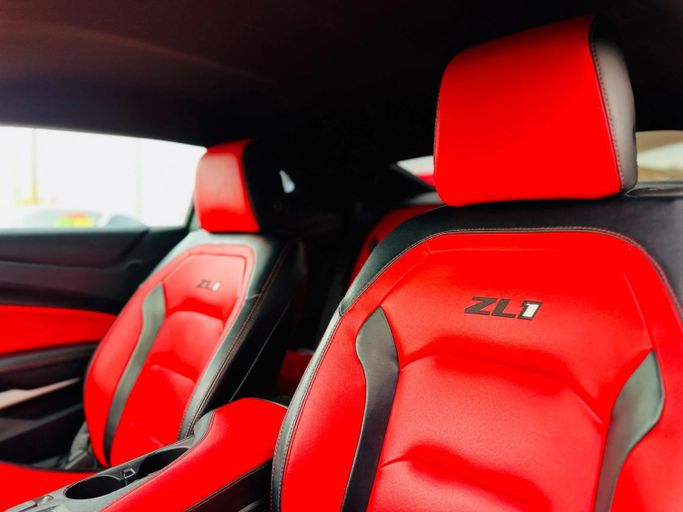 Подержанный Chevrolet Camaro VI Рестайлинг, 2.0 л, 2019 в Шардже от Kandy Cars Черный цвет. Американская | AUTO.AE