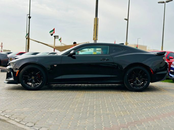 Подержанный Chevrolet Camaro VI Рестайлинг, 2.0 л, 2019 в Шардже от Kandy Cars Черный цвет. Американская | AUTO.AE