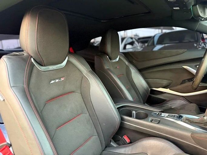 Подержанный Chevrolet Camaro VI Рестайлинг, 6.2 л, 2020 в Шардже от Hayan Alkhudari Used Cars Белый цвет. GCC | AUTO.AE