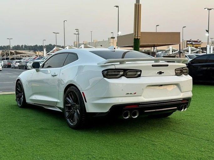 Подержанный Chevrolet Camaro VI Рестайлинг, 6.2 л, 2020 в Шардже от Hayan Alkhudari Used Cars Белый цвет. GCC | AUTO.AE