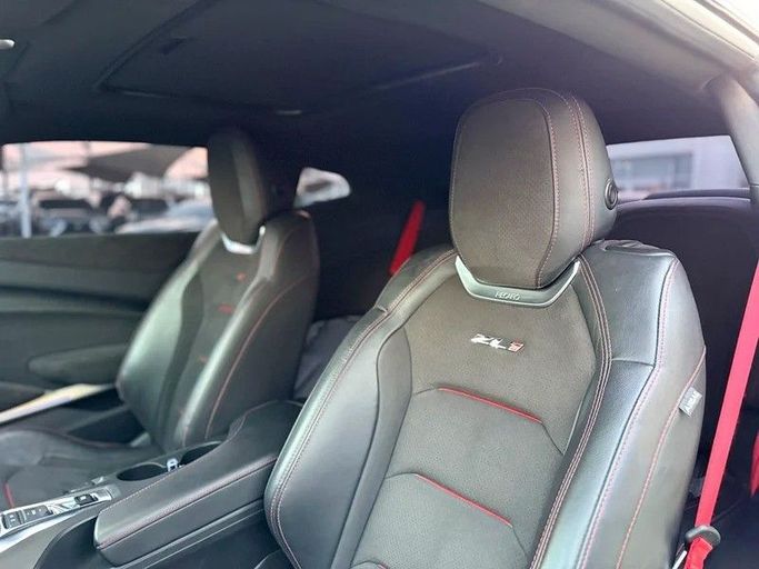 Подержанный Chevrolet Camaro VI Рестайлинг, 6.2 л, 2020 в Шардже от Hayan Alkhudari Used Cars Белый цвет. GCC | AUTO.AE