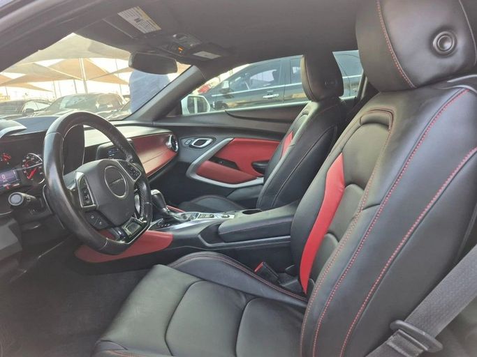 Подержанный Chevrolet Camaro VI Рестайлинг, 3.6 л, 2019 в Шардже от Al Sada used cars Белый цвет. Американская | AUTO.AE