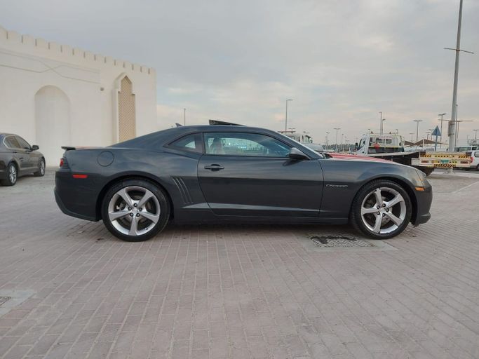 Подержанный Chevrolet Camaro V Рестайлинг, 3.6 л, 2014 в Шардже от Laqtah Used Cars Серый цвет. GCC | AUTO.AE