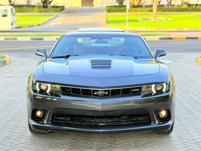 Подержанный Chevrolet Camaro V Рестайлинг, 3.6 л, 2014 в Шардже от Laqtah Used Cars Серый цвет. GCC | AUTO.AE