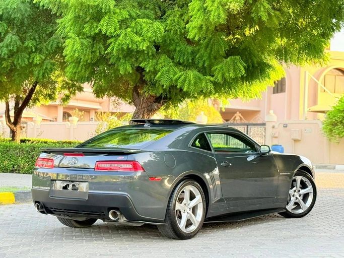 Подержанный Chevrolet Camaro V Рестайлинг, 3.6 л, 2014 в Шардже от Laqtah Used Cars Серый цвет. GCC | AUTO.AE