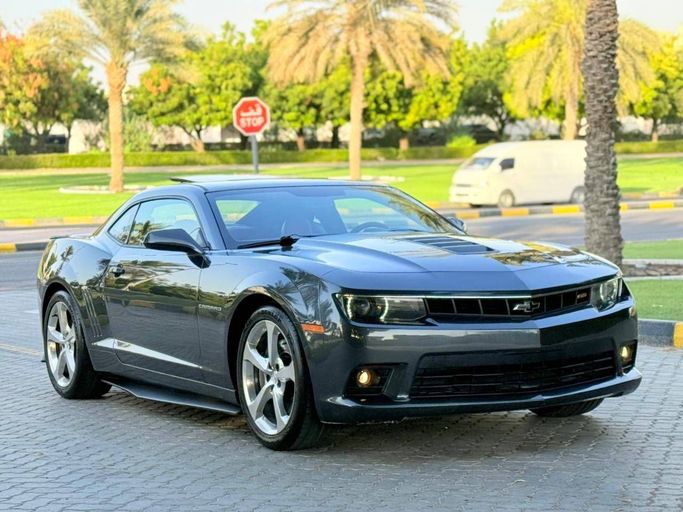 Подержанный Chevrolet Camaro V Рестайлинг, 3.6 л, 2014 в Шардже от Laqtah Used Cars Серый цвет. GCC | AUTO.AE