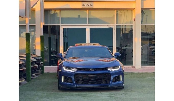 Подержанный Chevrolet Camaro VI Рестайлинг, 6.2 л, 2019 в Шардже от Noor Al Seyoh Used Cars Синий цвет. GCC | AUTO.AE