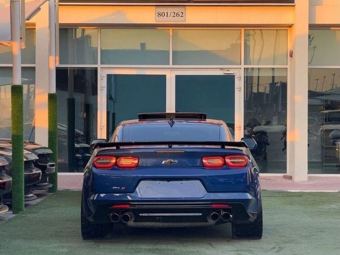 Подержанный Chevrolet Camaro VI Рестайлинг, 6.2 л, 2019 в Шардже от Noor Al Seyoh Used Cars Синий цвет. GCC | AUTO.AE