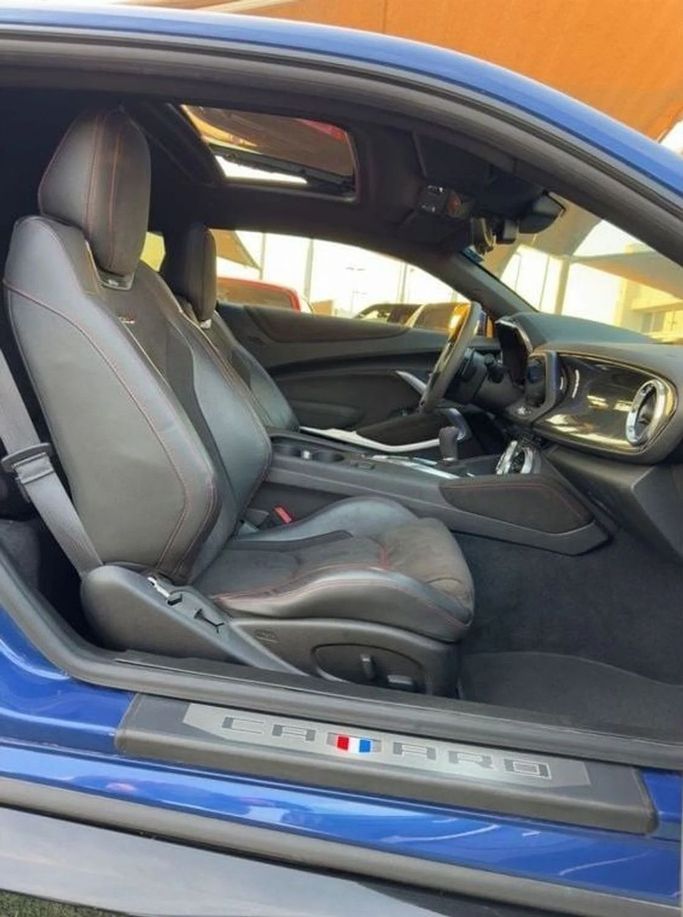 Подержанный Chevrolet Camaro VI Рестайлинг, 6.2 л, 2019 в Шардже от Noor Al Seyoh Used Cars Синий цвет. GCC | AUTO.AE