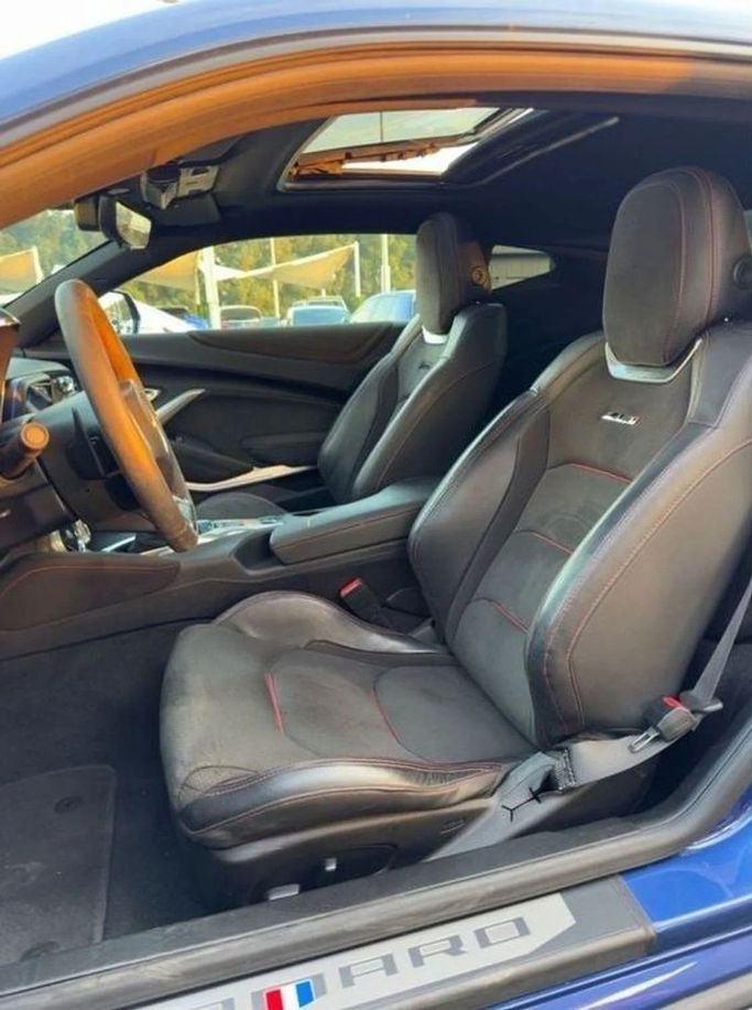 Подержанный Chevrolet Camaro VI Рестайлинг, 6.2 л, 2019 в Шардже от Noor Al Seyoh Used Cars Синий цвет. GCC | AUTO.AE