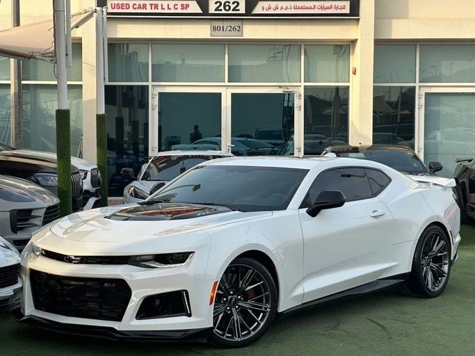 Подержанный Chevrolet Camaro VI Рестайлинг, 6.2 л, 2023 в Шардже от Noor Al Seyoh Used Cars Белый цвет. GCC | AUTO.AE