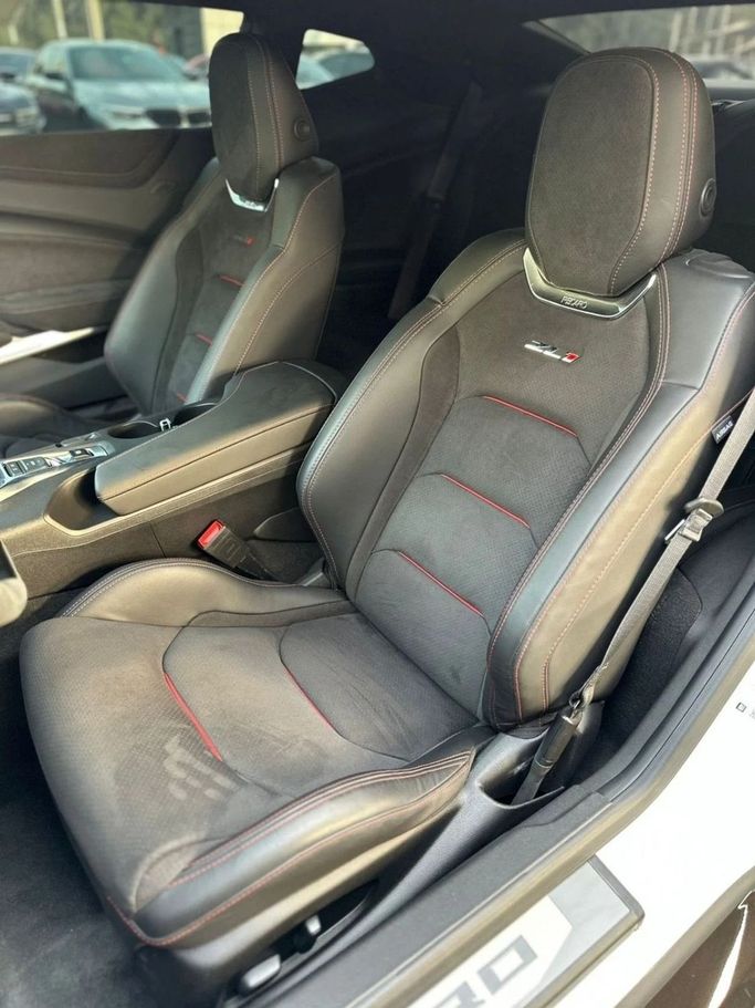 Подержанный Chevrolet Camaro VI Рестайлинг, 6.2 л, 2023 в Шардже от Noor Al Seyoh Used Cars Белый цвет. GCC | AUTO.AE