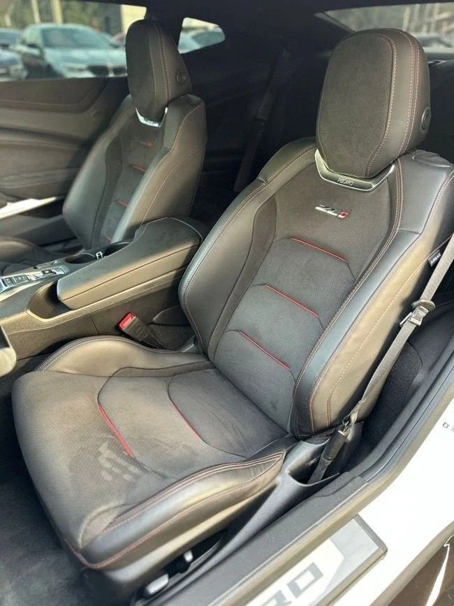 Подержанный Chevrolet Camaro VI Рестайлинг, 6.2 л, 2023 в Шардже от Noor Al Seyoh Used Cars Белый цвет. GCC | AUTO.AE