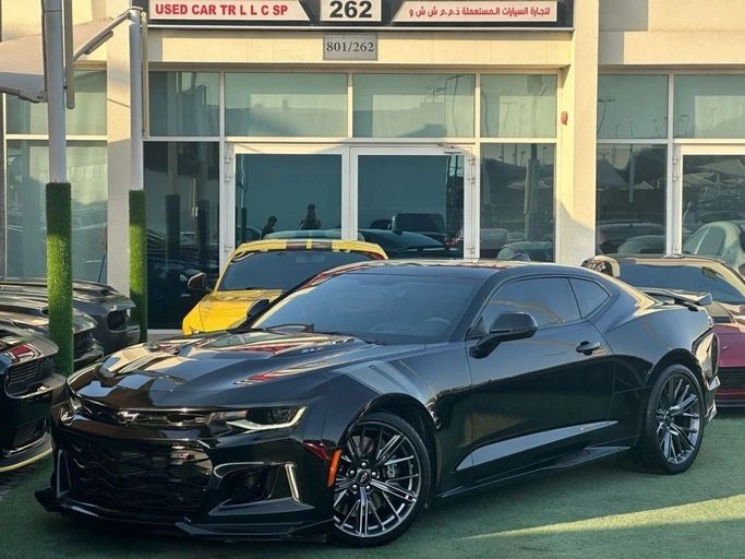Подержанный Chevrolet Camaro VI Рестайлинг, 6.2 л, 2022 в Шардже от Noor Al Seyoh Used Cars Черный цвет. GCC | AUTO.AE