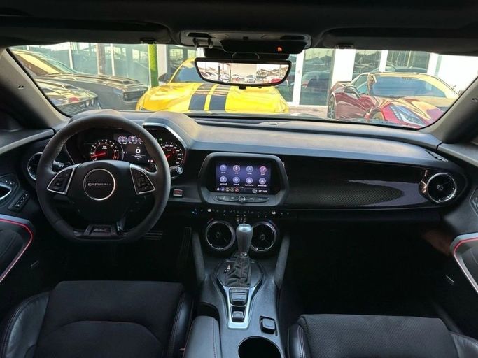 Подержанный Chevrolet Camaro VI Рестайлинг, 6.2 л, 2022 в Шардже от Noor Al Seyoh Used Cars Черный цвет. GCC | AUTO.AE