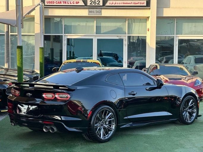 Подержанный Chevrolet Camaro VI Рестайлинг, 6.2 л, 2022 в Шардже от Noor Al Seyoh Used Cars Черный цвет. GCC | AUTO.AE