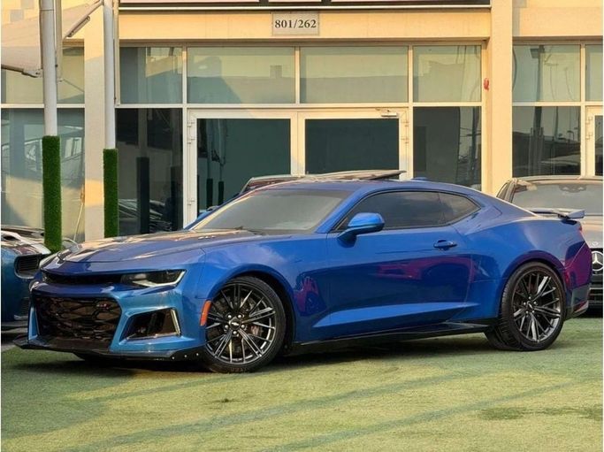 Подержанный Chevrolet Camaro VI Рестайлинг, 6.2 л, 2018 в Шардже от Noor Al Seyoh Used Cars Синий цвет. GCC | AUTO.AE