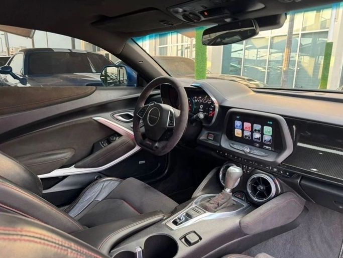 Подержанный Chevrolet Camaro VI Рестайлинг, 6.2 л, 2018 в Шардже от Noor Al Seyoh Used Cars Синий цвет. GCC | AUTO.AE