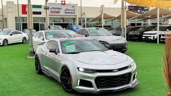 Подержанный Chevrolet Camaro VI, 3.6 л, 2016 в Шардже от Badar Used Cars Серебристый цвет.  | AUTO.AE