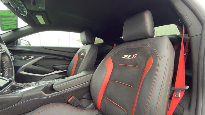 Подержанный Chevrolet Camaro VI, 3.6 л, 2016 в Шардже от Badar Used Cars Серебристый цвет.  | AUTO.AE