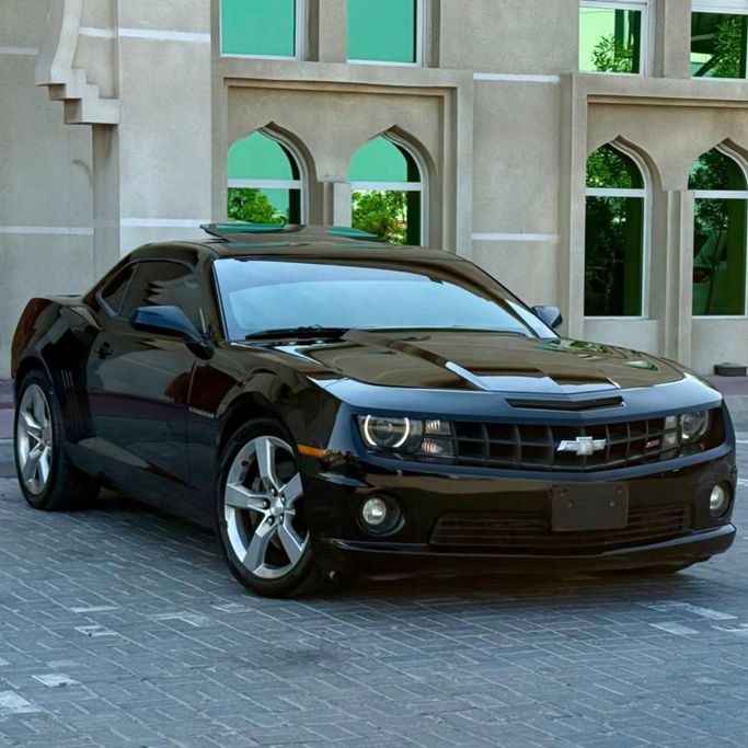 Подержанный Chevrolet Camaro V Рестайлинг, 6.2 л, 2013 в Шардже от Sarmad Cars Черный цвет. Other | AUTO.AE
