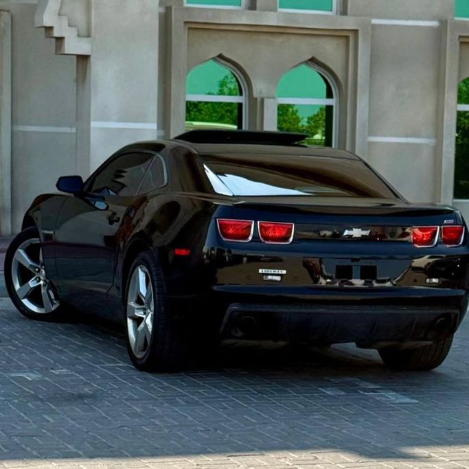 Подержанный Chevrolet Camaro V Рестайлинг, 6.2 л, 2013 в Шардже от Sarmad Cars Черный цвет. Other | AUTO.AE