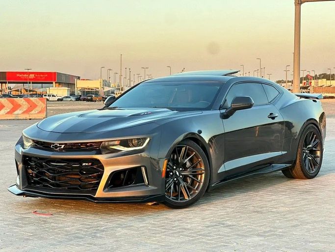 Used Chevrolet Camaro VI Facelift, 6.2 l, 2018 in Sharjah by Zone Used Cars, Grey color. GCC Specs | AUTO.AE