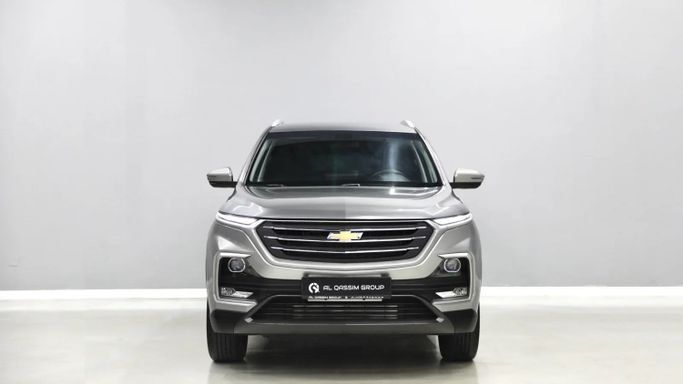 Подержанный Chevrolet Captiva II, 1.5 л, 2022 в Шардже от Al Qassem Cars Trading Серебристый цвет. GCC | AUTO.AE