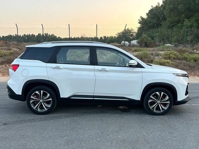 Used Chevrolet Captiva II, 1.5 l, 2024 in Sharjah by Almasar Used Cars, White color. GCC Specs | AUTO.AE