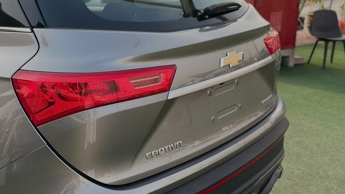Used Chevrolet Captiva II, 1.5 l, 2023 in Sharjah by Badar Used Cars, Grey color.  | AUTO.AE