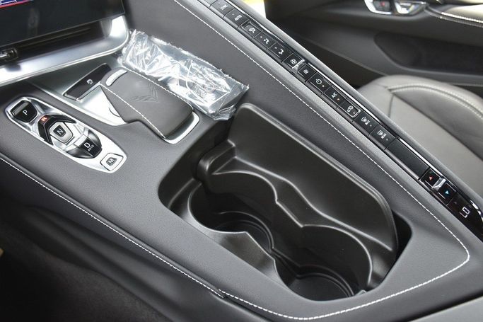 Подержанный Chevrolet Corvette Z06 C8, 5.5 л, 2025 в Шардже от Alfaris Used Cars Черный цвет.  | AUTO.AE