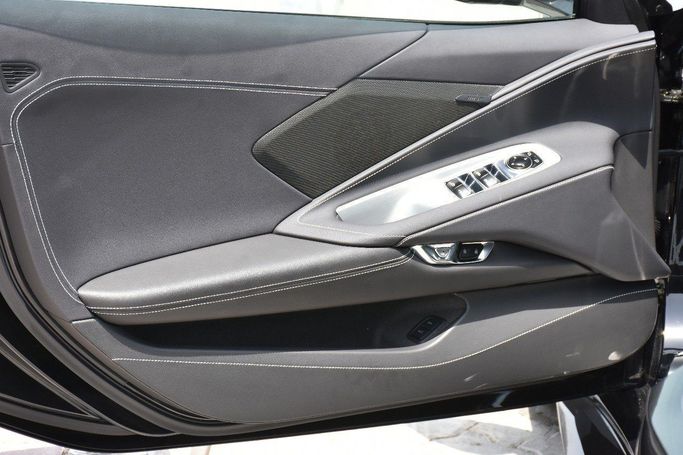 Подержанный Chevrolet Corvette Z06 C8, 5.5 л, 2025 в Шардже от Alfaris Used Cars Черный цвет.  | AUTO.AE