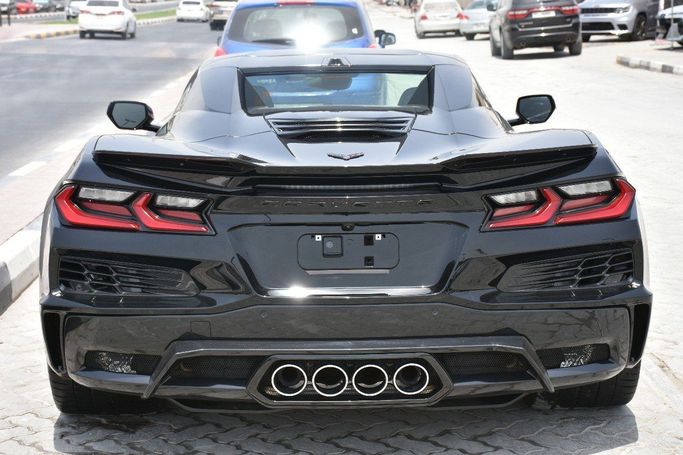 Подержанный Chevrolet Corvette Z06 C8, 5.5 л, 2025 в Шардже от Alfaris Used Cars Черный цвет.  | AUTO.AE