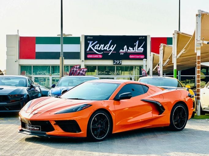 Подержанный Chevrolet Corvette Stingray C8, 6.2 л, 2022 в Шардже от Kandy Cars Оранжевый цвет. Американская | AUTO.AE