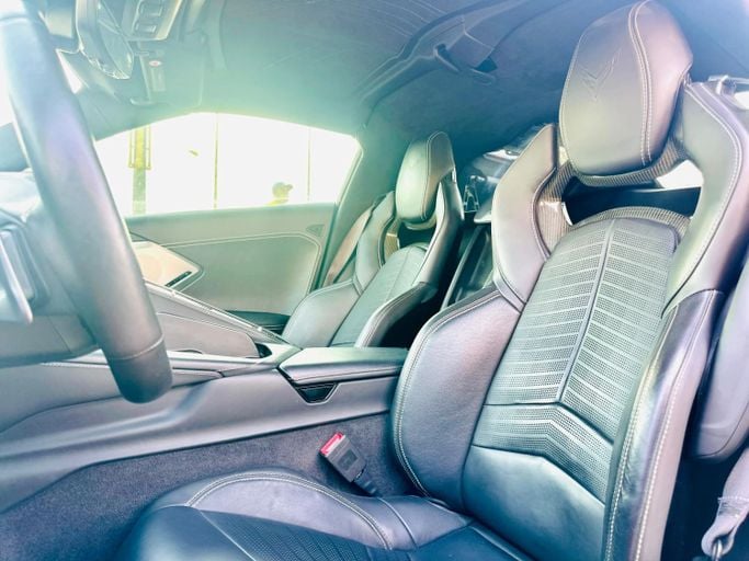 Подержанный Chevrolet Corvette Stingray C8, 6.2 л, 2022 в Шардже от Kandy Cars Оранжевый цвет. Американская | AUTO.AE