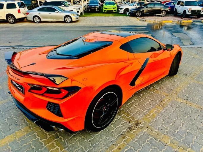 Подержанный Chevrolet Corvette Stingray C8, 6.2 л, 2022 в Шардже от Kandy Cars Оранжевый цвет. Американская | AUTO.AE