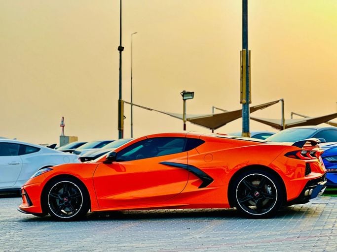 Подержанный Chevrolet Corvette Stingray C8, 6.2 л, 2022 в Шардже от Kandy Cars Оранжевый цвет. Американская | AUTO.AE
