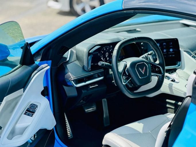 Подержанный Chevrolet Corvette Stingray C8, 6.2 л, 2023 в Шардже от Kandy Cars Голубой цвет. Американская | AUTO.AE