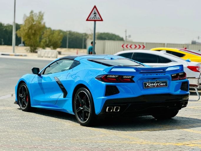 Подержанный Chevrolet Corvette Stingray C8, 6.2 л, 2023 в Шардже от Kandy Cars Голубой цвет. Американская | AUTO.AE