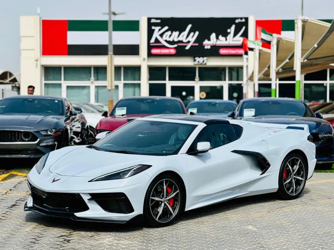 Подержанный Chevrolet Corvette Stingray C8, 6.2 л, 2022 в Шардже от Kandy Cars Белый цвет. Американская | AUTO.AE