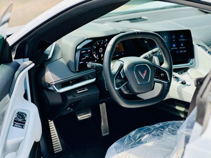 Подержанный Chevrolet Corvette Stingray C8, 6.2 л, 2022 в Шардже от Kandy Cars Белый цвет. Американская | AUTO.AE