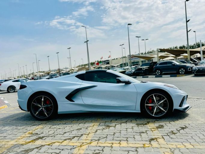 Подержанный Chevrolet Corvette Stingray C8, 6.2 л, 2022 в Шардже от Kandy Cars Белый цвет. Американская | AUTO.AE