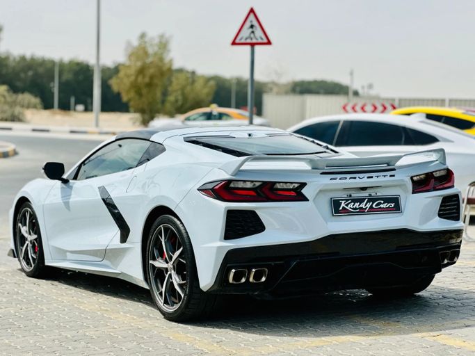 Подержанный Chevrolet Corvette Stingray C8, 6.2 л, 2022 в Шардже от Kandy Cars Белый цвет. Американская | AUTO.AE