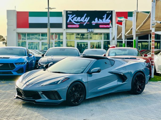 Подержанный Chevrolet Corvette Stingray C8, 6.2 л, 2024 в Шардже от Kandy Cars Серебристый цвет. Американская | AUTO.AE