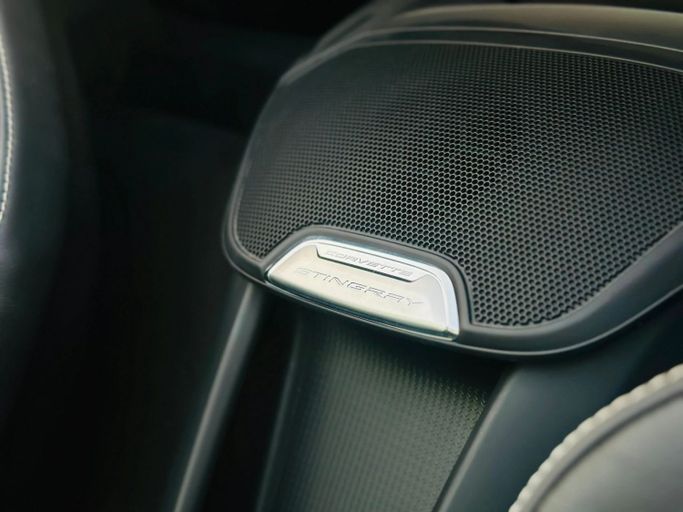 Подержанный Chevrolet Corvette Stingray C8, 6.2 л, 2024 в Шардже от Kandy Cars Серебристый цвет. Американская | AUTO.AE