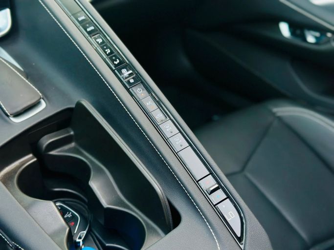 Подержанный Chevrolet Corvette Stingray C8, 6.2 л, 2024 в Шардже от Kandy Cars Серебристый цвет. Американская | AUTO.AE