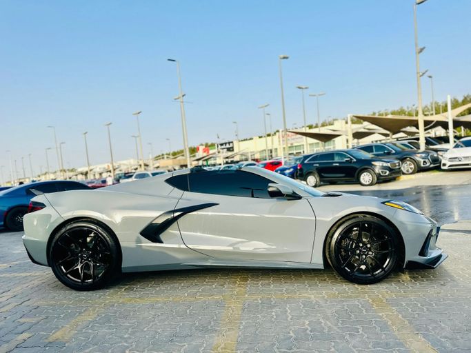 Подержанный Chevrolet Corvette Stingray C8, 6.2 л, 2024 в Шардже от Kandy Cars Серебристый цвет. Американская | AUTO.AE