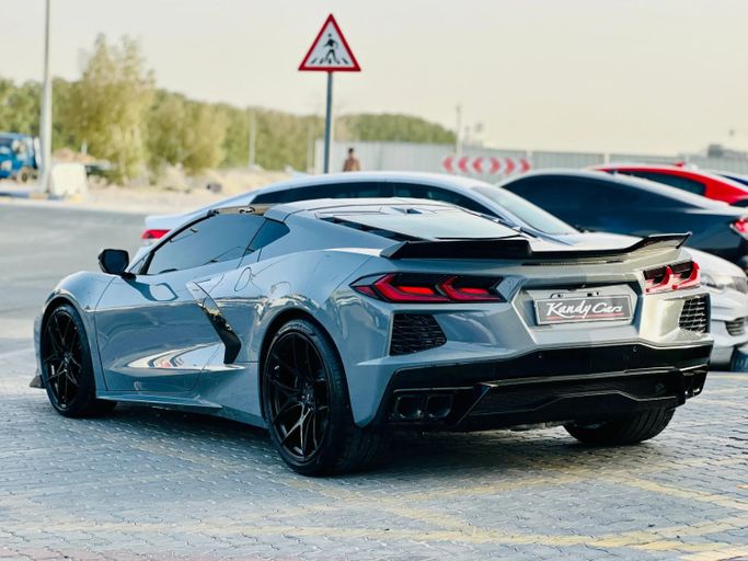 Подержанный Chevrolet Corvette Stingray C8, 6.2 л, 2024 в Шардже от Kandy Cars Серебристый цвет. Американская | AUTO.AE
